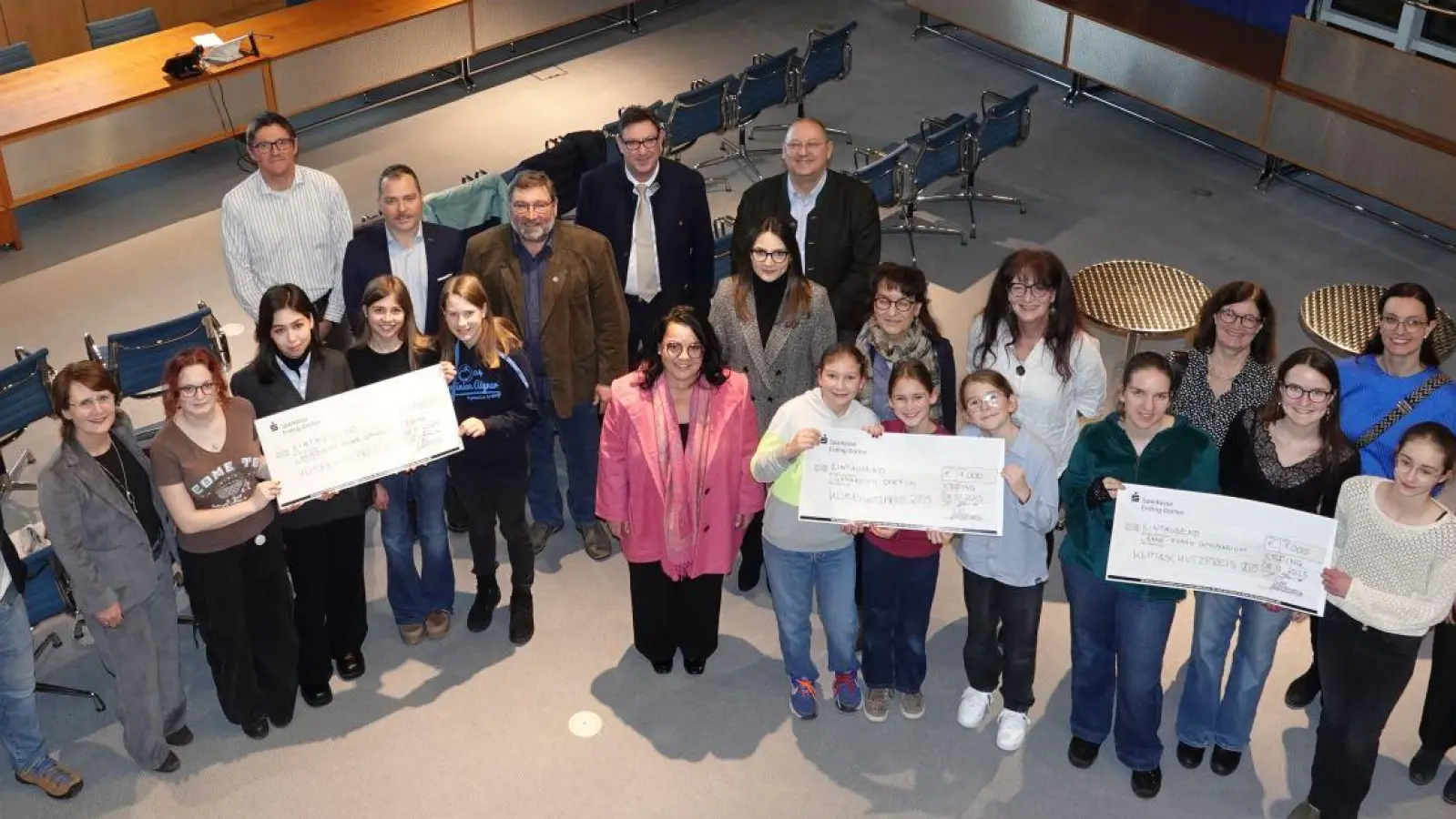 Landrat Martin Bayerstorfer mit den stolzen Gewinnern des Klimaschutzpreises (Foto: LRA Erding)