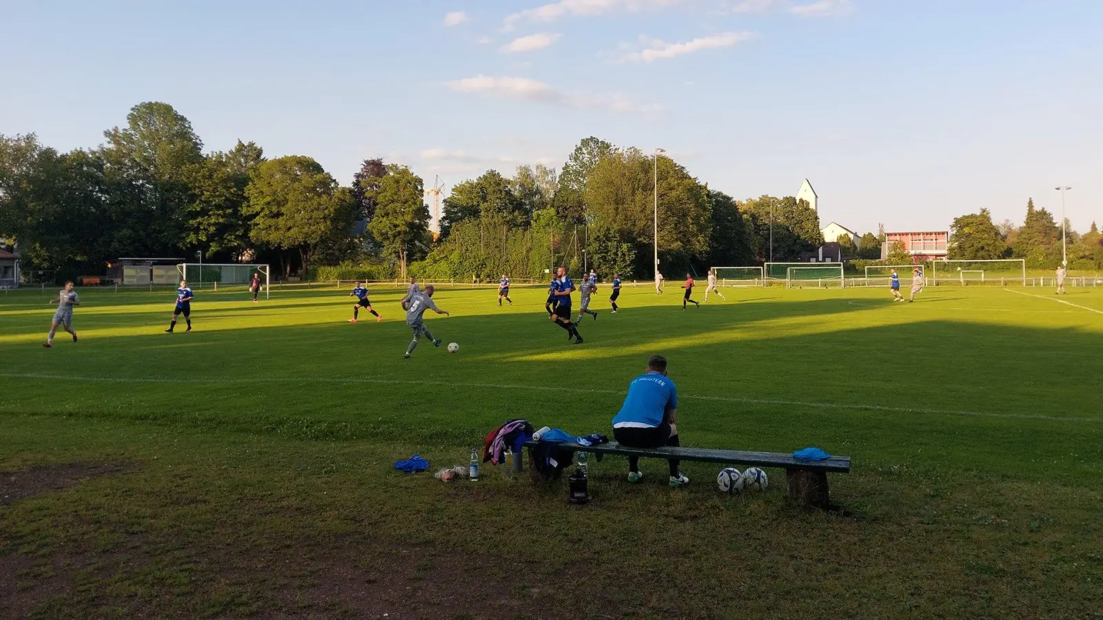 An der Bezirkssportanlage Westpreußenstraße spielt der SV Helios-Daglfing. An die Sportanlage des erfolgreichen Vorgängers SpVgg Helios erinnert heute nichts mehr. (Foto: bas)