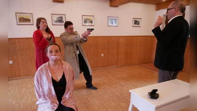 Seit 44 Jahren schon ist das Moosacher Brett'l auf der Bühne aktiv. Im Frühjahr 2026 steht die Komödie „Heiße Steine” von Winfried Frey auf dem Programm. (Foto: s' Moosacher Brett'l)