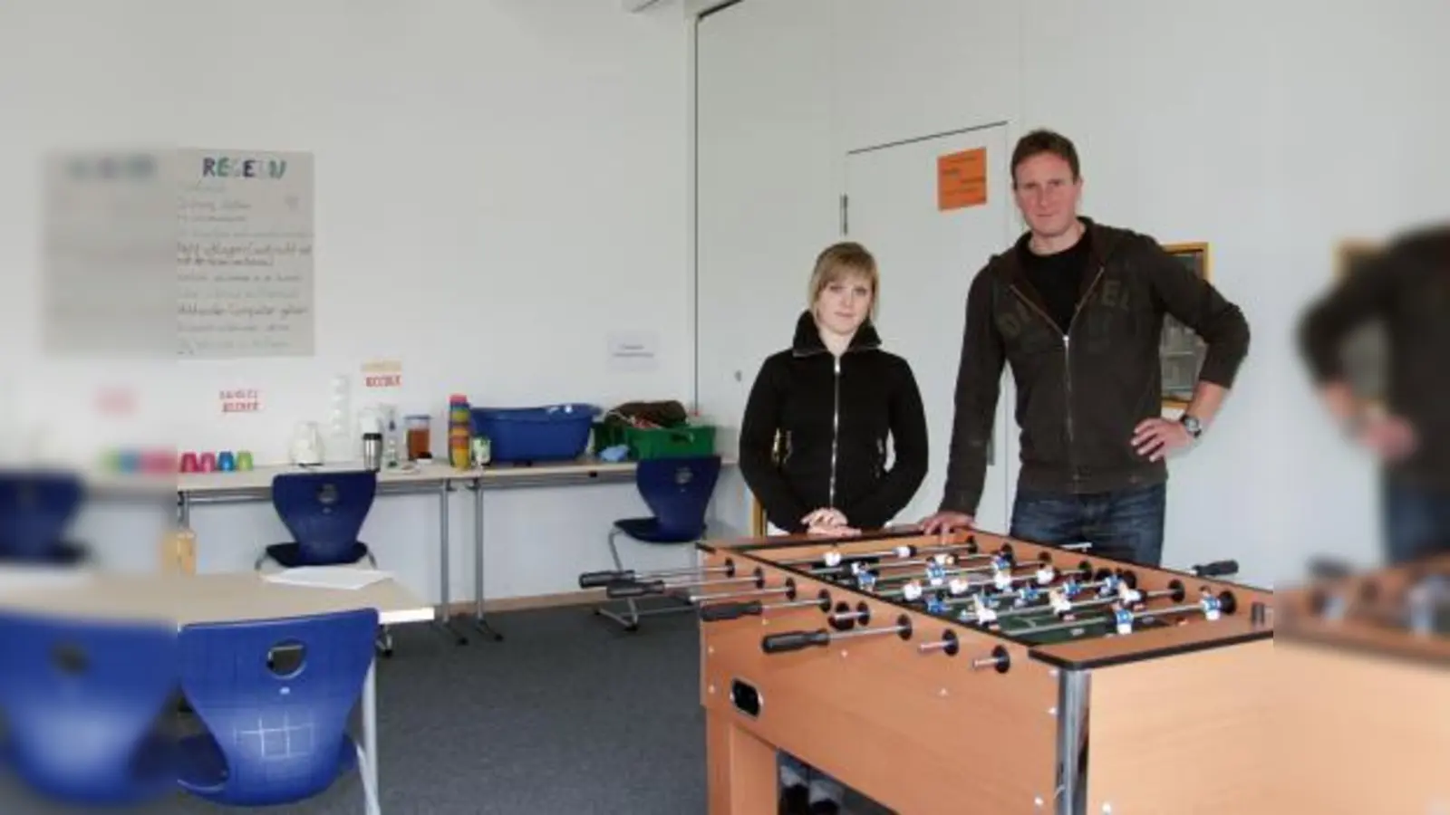 Pädagogin Evelyn Glück sowie Lehrer und Schulpsychologe Rainer Ammel im neuen „Time-Out-Raum“ des Carl-Spitzweg-Gymnasiums, der nachmittags auch von der Ganztagsklasse genutzt wird. (Foto: Eva Schraft)