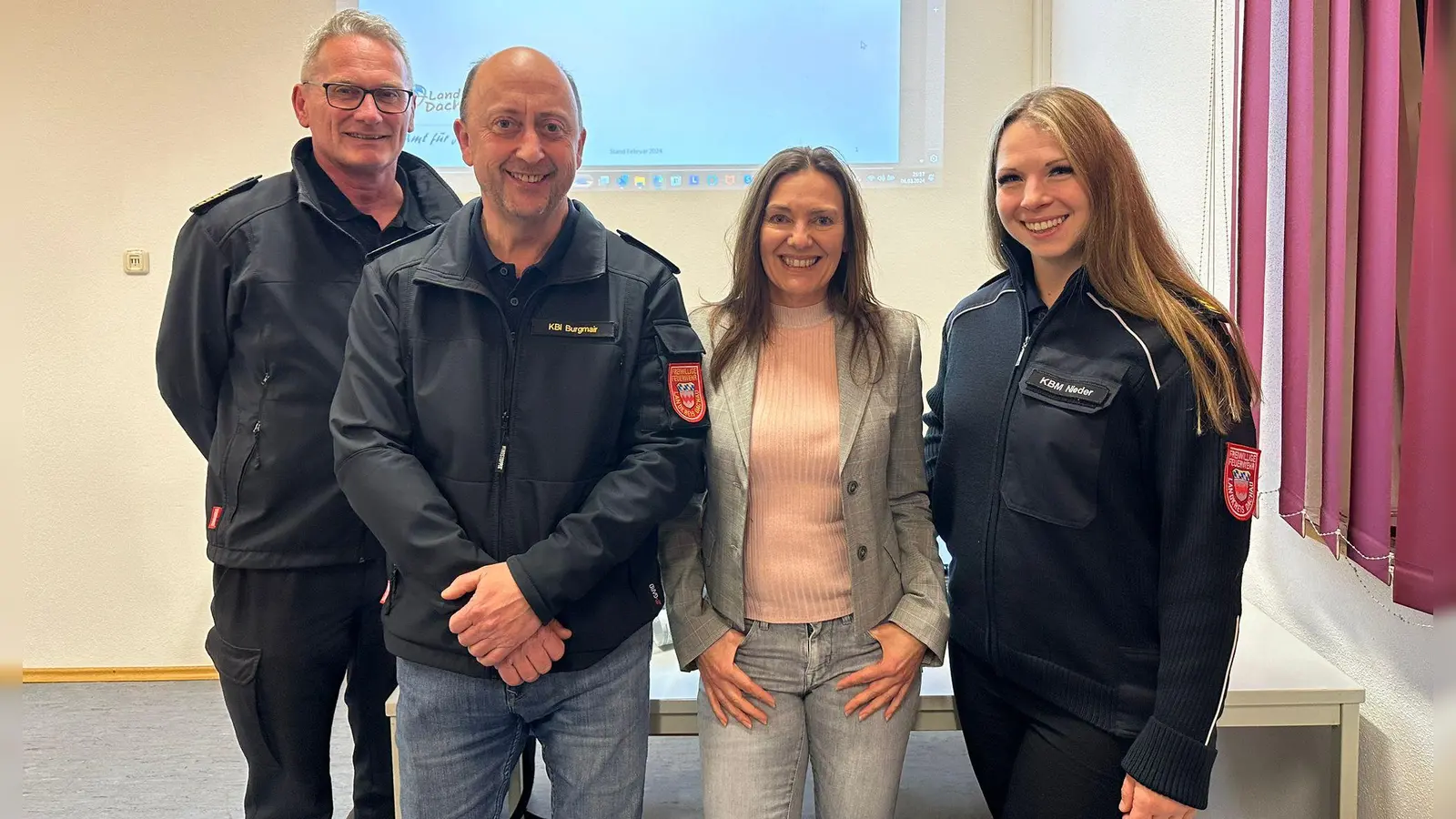 Bei der Frühjahrssitzung der Jugendwarte der Freiwilligen Feuerwehren im Landkreis Dachau (von links): Kreisbrandrat Georg Reischl, Kreisbrandinspektor Thomas Burgmair, ASD-Sachgebietsleiterin Isabella Brähler und Kreisbrandmeisterin Stephanie Nieder. (Foto: LRA Dachau/Isabella Brähler)