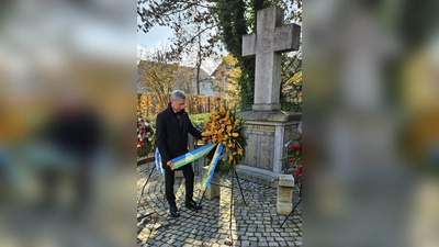 Am Volkstrauertag wurde in ehrendem Gedenken an die in den Kriegen Gefallenen Kränze niedergelegt. (Foto: Stadt USH)