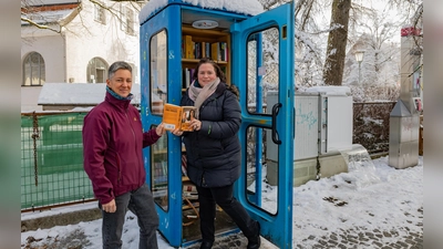 Karen Dietz (links) und Nicole Tanner (rechts) kümmern sich ab sofort gemeinsam mit Susanne Werth um die Bücherzelle am Haarer Kirchenplatz. (Foto: Gemeinde Haar)