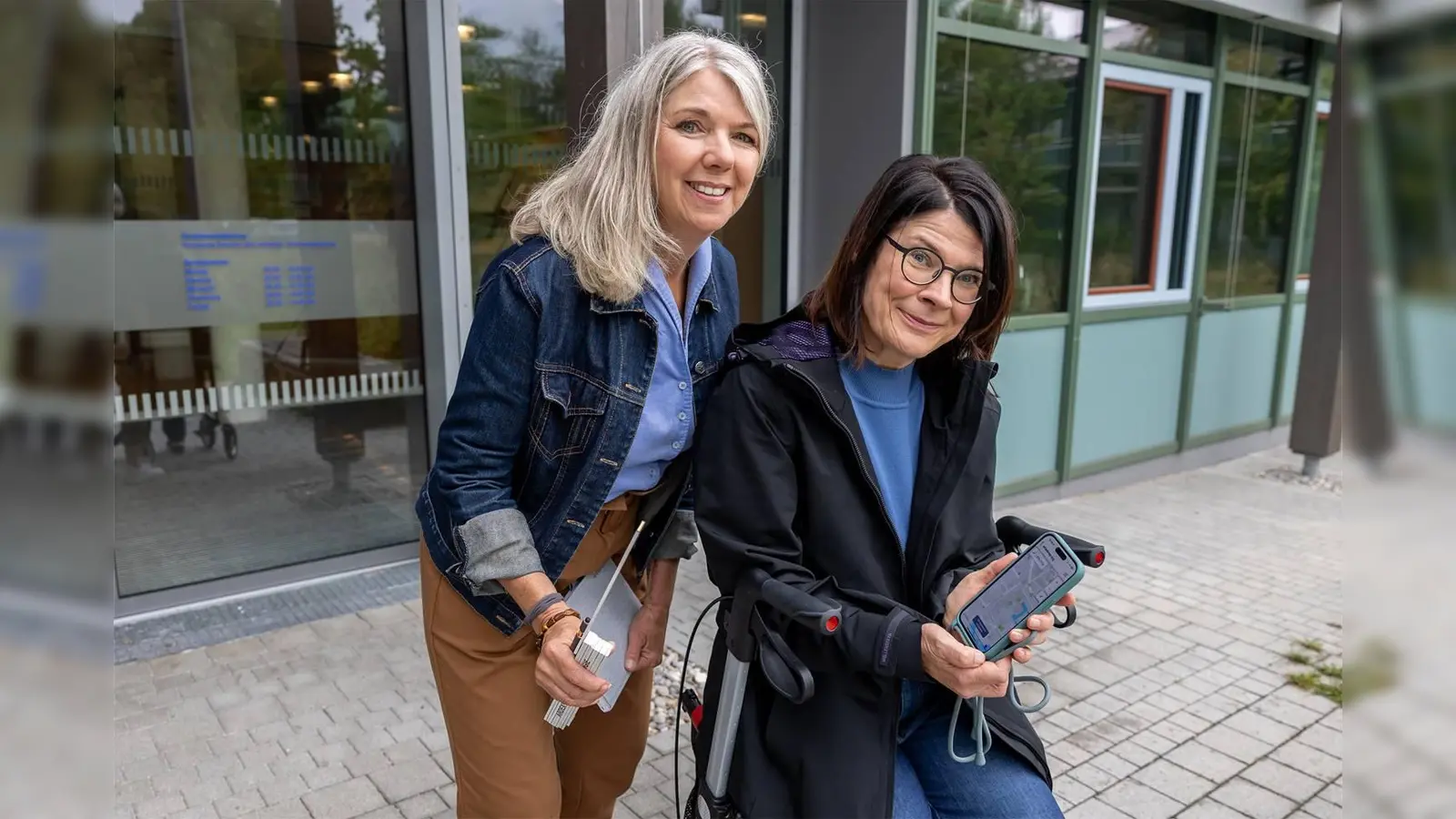 Gemeinsamer Einsatz für die Wheelmap: Nicole Kerst (r.) und Petra Fontana, Behindertenbeauftragte der Landkreises Starnberg. (Foto: Landratsamt Starnberg)