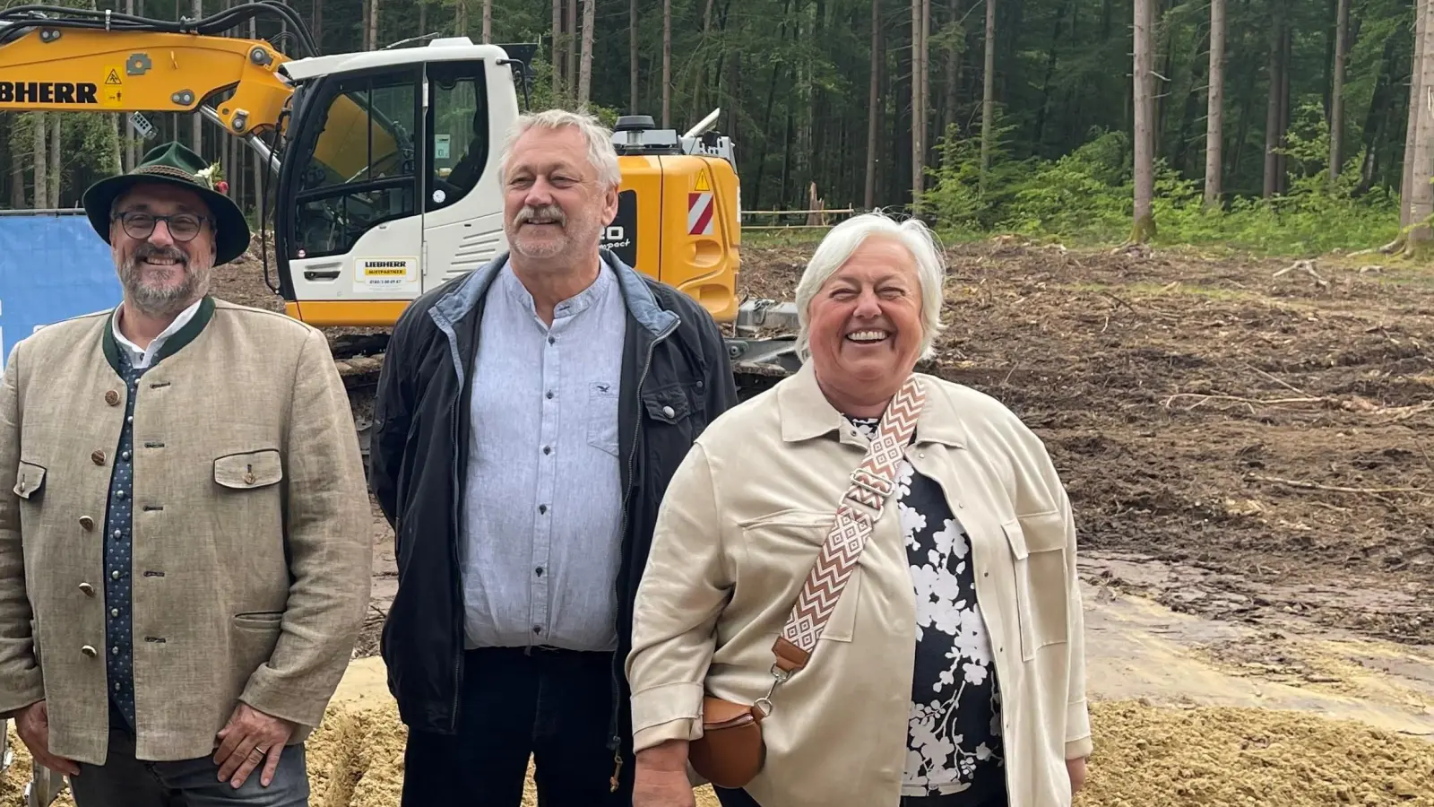 Freuten sich am 17. Mai 2024 über den 1. Spatenstich für den Windpark im Hofoldinger Forst (v.l.): Ministerialdirigentin Monika Rauh, Ayings 2. Brgm. Karin Lechner, Otterfings Brgm. Michael Falkenhahn, der Geschäftsführer Martin Sterflinger und Sauerlachs Brgm. Barbara Bogner. Kaum ein Jahr später ging die Anlage nun in Betrieb. (Foto: hw)
