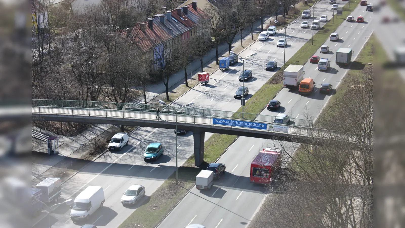 Viel Verkehr: Die Heckenstallerstraße mit der Grabbebrücke im Jahr 2009. Seit bald zehn Jahren gibt es an dieser Stelle einen Park mit Bäumen und Sträuchern. (Foto: job)