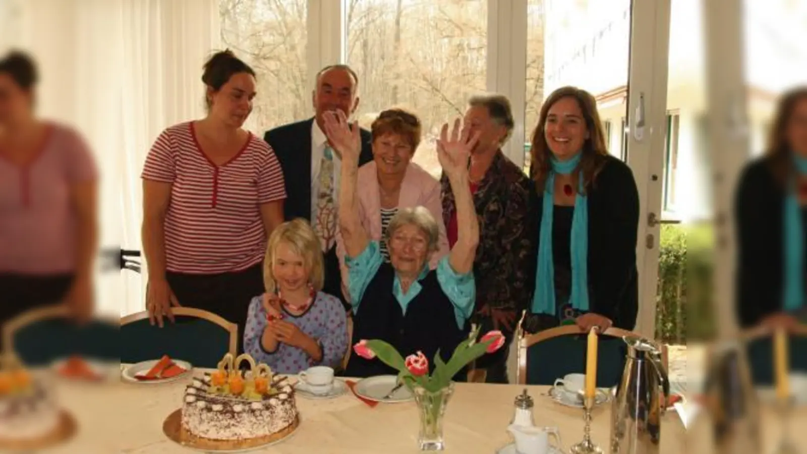 „Juhu, ich bin hundert!“ Thekla Roth sah man die Freude an, als sie am vergangenen Freitag im Familienkreis ihr großes Jubiläum feierte. V.l. Marion Heym, Joachim Heym, Bürgermeisterin Annemarie Detsch, Helga Heym, Anette Heym und vorn Urenkelin Aurelia mit der Jubilarin Thekla Roth. (Foto: US)