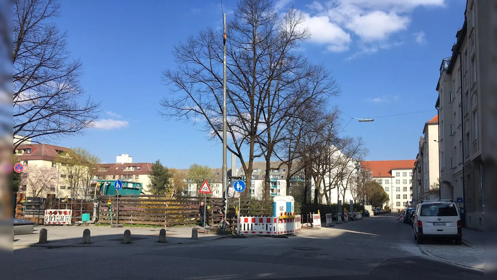 In der Alramstraße 15 wird ein neuer Baum gepflanzt.  (Foto: lsc)