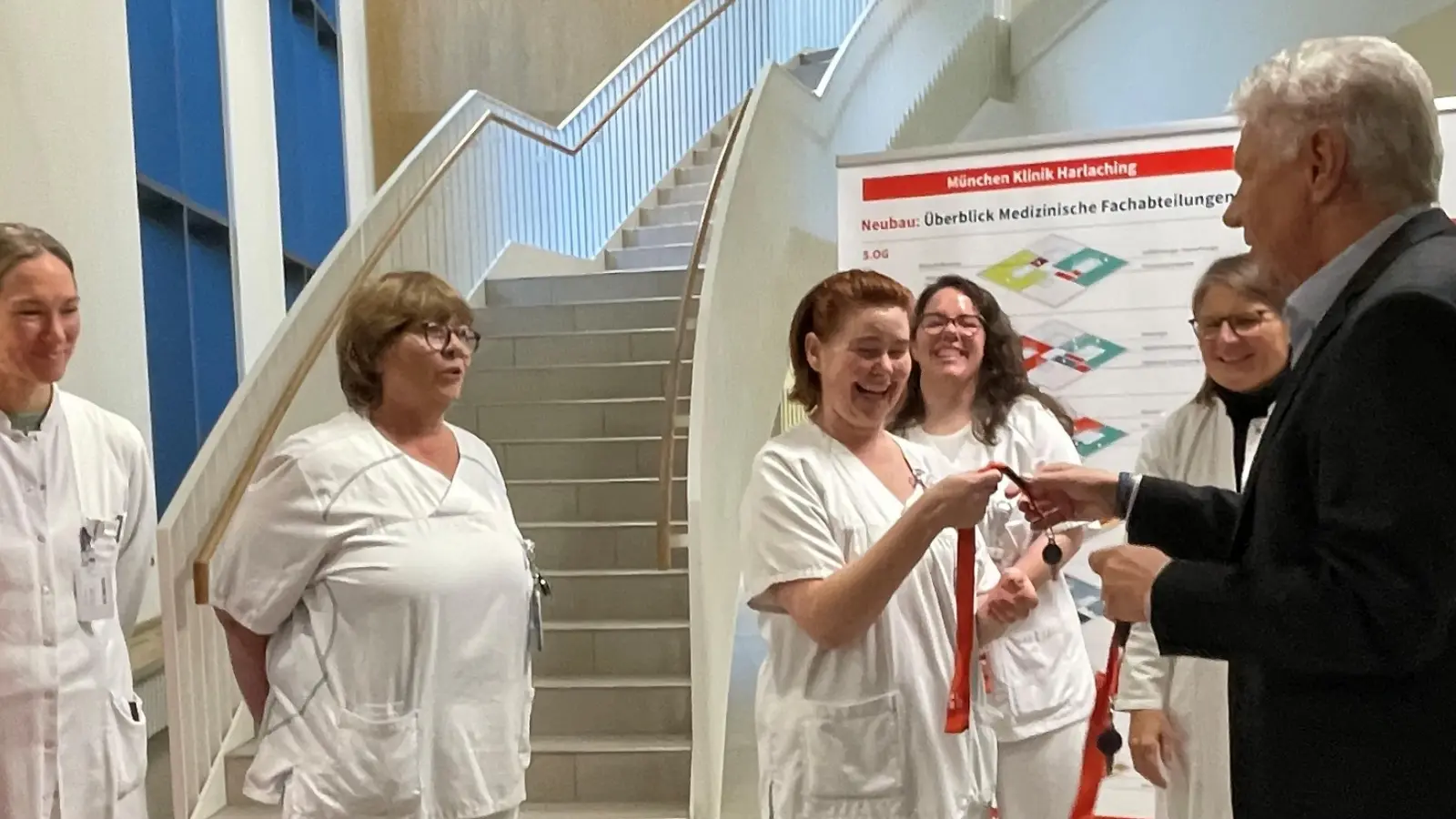 Oberbürgermeister Dieter Reiter übergab die Schlüssel für die Klinik an die Belegschaft der Pädiatrie, die sich auf die Arbeit in den modernen Räumlichkeiten freut. (Foto: hw)