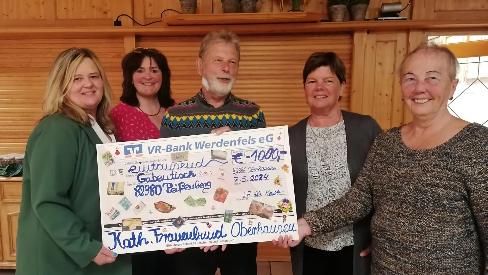 Freude bei der Spendenübergabe (von links): Alexandra Faltermeier und Barbara Sterzer (Vorstandsteam Frauenbund), Karl-Heinz Ende (Gabentisch), Christa Hamann (2. Kassier FB) sowie Christa Meier (1. Kassier FB). (Foto: Frauenbund)