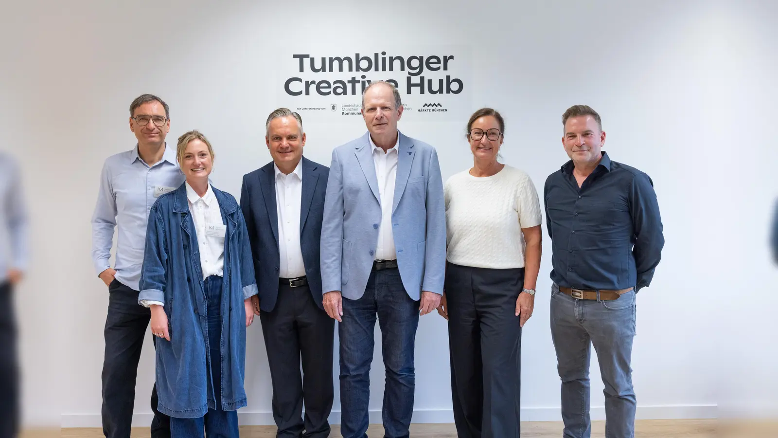 Freuen sich über den „Tumblinger Creative Hub” (von links): Olaf Kranz und Magdalena Matzinger (beide von „Kreativ München”), Christian Scharpf (städt. Referent für Arbeit und Wirtschaft), Edwin Grodeke (städt. Kommunalreferent), Kira Weißbach (Zweite Werkleiterin „Märkte München”) und Eike Immisch („Kreativ München”). (Foto: Alexander von Spreti)