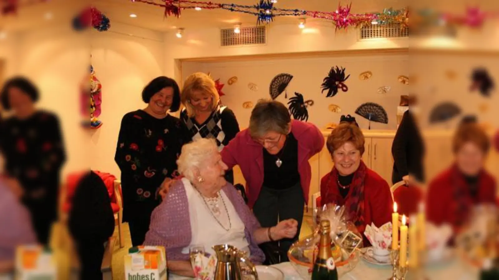 Anna Grassl wohnt erst seit zwei Wochen in Planegg. „Umzug mit 104 Jahren – dafür gebührt Ihnen höchster Respekt“, gratulierten Hildegard Thaler und Annemarie Detsch (vorn Mitte und rechts). Im Hintergrund Nichte Leni Haque und Großnichte Petra Pantke (v.l.). (Foto: US)