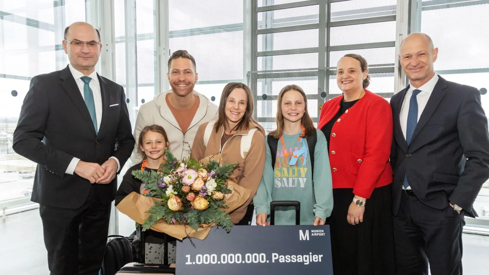 Direkt am Gate begrüßten Albert Füracker, Aufsichtsratsvorsitzender der Flughafen München GmbH (FMG – ganz links), Roswitha Becker, Vice President Operations Lufthansa Airlines München (2 v. rechts) und Jost Lammers, CEO des Münchner Flughafens (ganz rechts) Amanda Walls (Mitte) und ihre Familie. (Foto: Flughafen München)