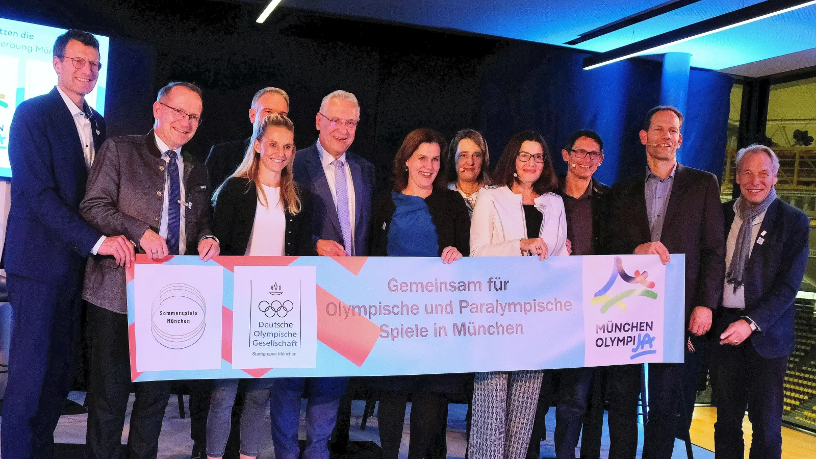 Mit einer hochkarätig besetzten Podiumsdiskussion haben die Befürworter der Olympiabewerbung punkten können. Mit von der Partie unter anderem: Sportminister Jochen Herrmann, Marion Schöne (Olympia Park GmbH), Michael Teuber, Bürgermeisterin Verena Dietl und Christian Tröger.  (Foto: Robert Bösl)