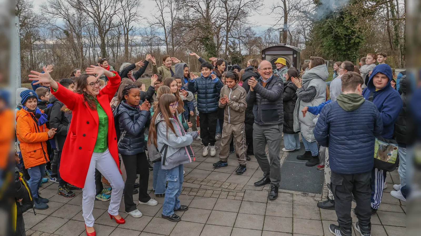 Zur Begrüßung wurde gemeinsam gesungen und getanzt: Rektorin Katharina Casper und Bürgermeister Christian Schiller mit den Kindern im Schullandheim Wartaweil (Foto: Gemeinde Herrsching)