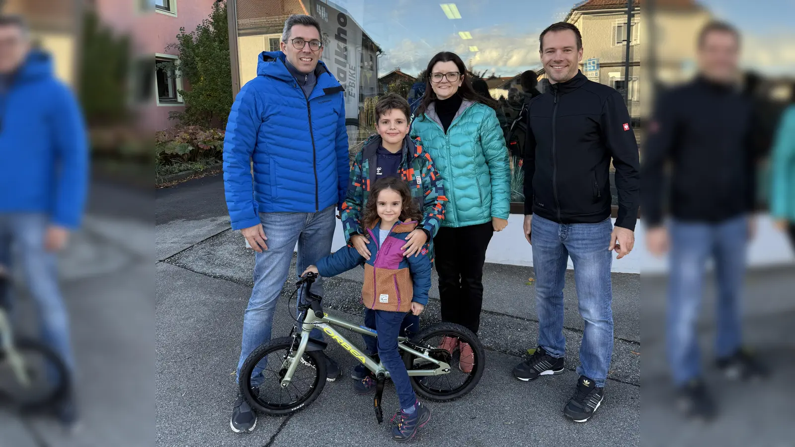 Freude bei der Übergabe des Fahrrads (v.l.): Frank Zellner (CSU-Ortsvorsitzender und Bürgermeister Markt Peißenberg), Manuel Eberle mit seiner Schwester Julia, Mama Nadine Eberle und Stefan Schmid (Fahrrad-Shop Peißenberg). (Foto: CSU)