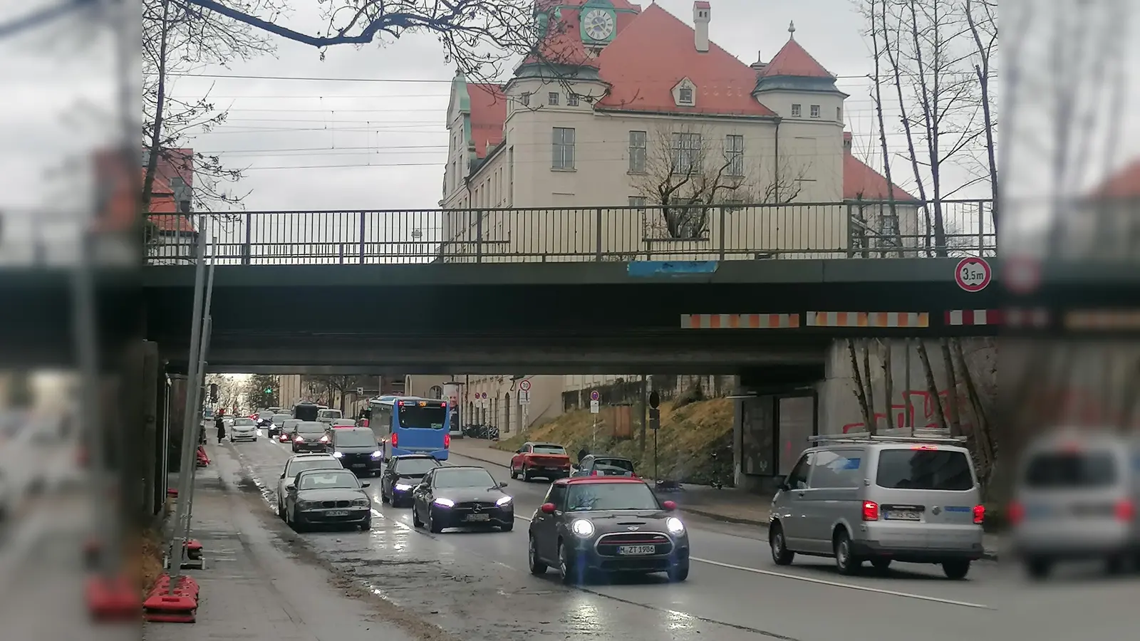 Die bisherigen Radwege (links zwischen Gehweg und parkenden Autos) genügen heutigen Anforderungen nicht. (Foto: job)