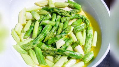 Schnell zubereitet, gesund und lecker: Gebratener grün-weißer Spargel. (Foto: GMH/Spargelstrasse NRW)