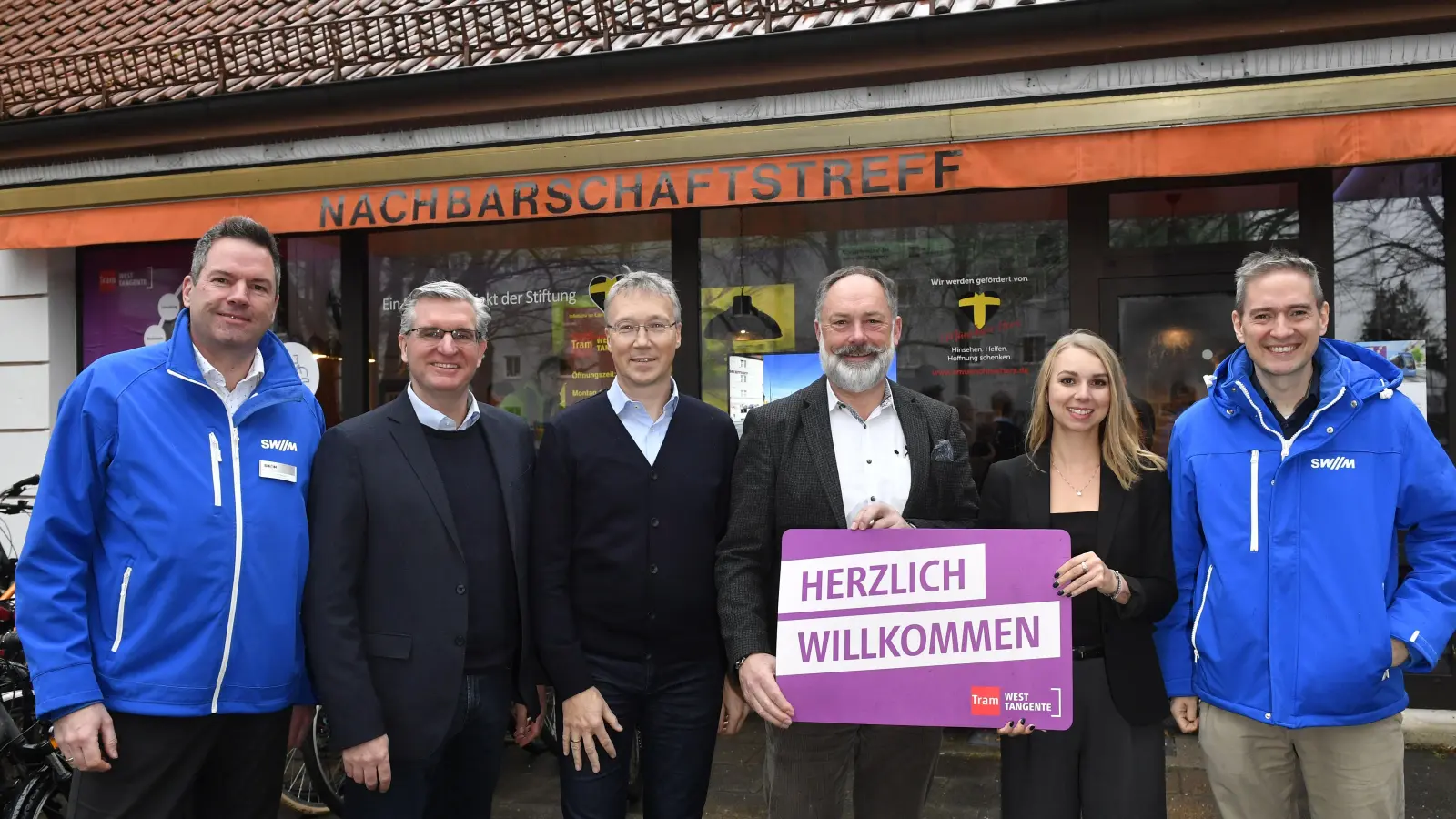 Das Infobüro zur Tram-Westtangente wurde jüngst eröffnet. Bei der Öffnung waren u.a. (von links im Bild): Stefan Bauer (SWM / MVG), Alex Indra (Leiter Großprojekte bei SWM/MVG), Mobilitätsreferent Georg Dunkel und Johann Bücherl (SWM / MVG). (Foto: SWM / MVG)