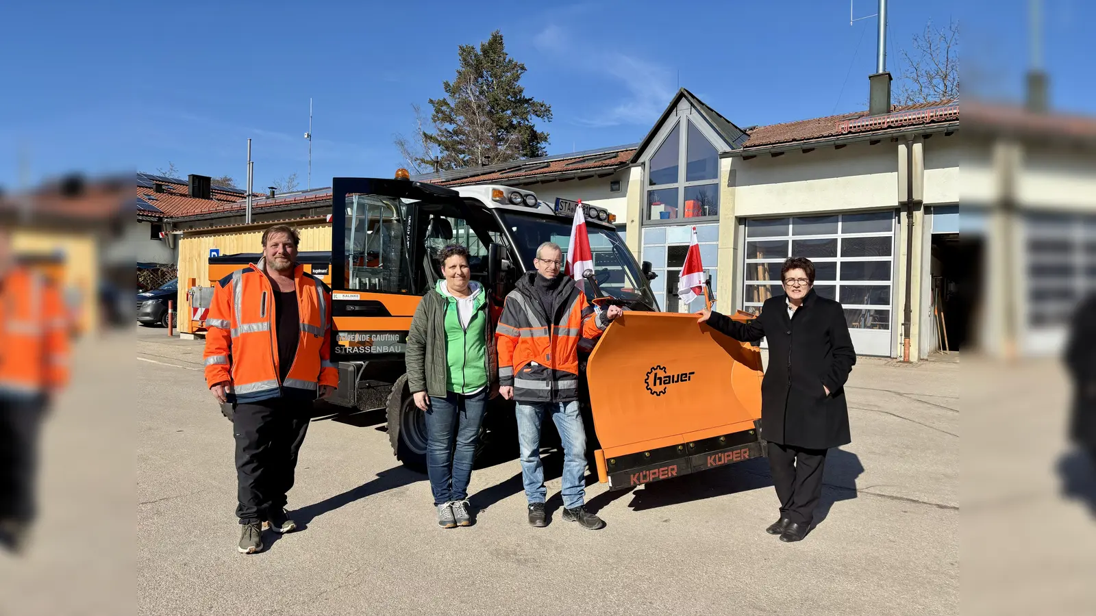 Bürgermeisterin Brigitte Kössinger, Bauhofleiter Johannes Roth, Beatrice Bruns vom Bauamt und Michael Füßl, stellvertretender Bauhofleiter (v. r.) stellten das neue Fahrzeug vor. (Foto: Ulrike Seiffert)