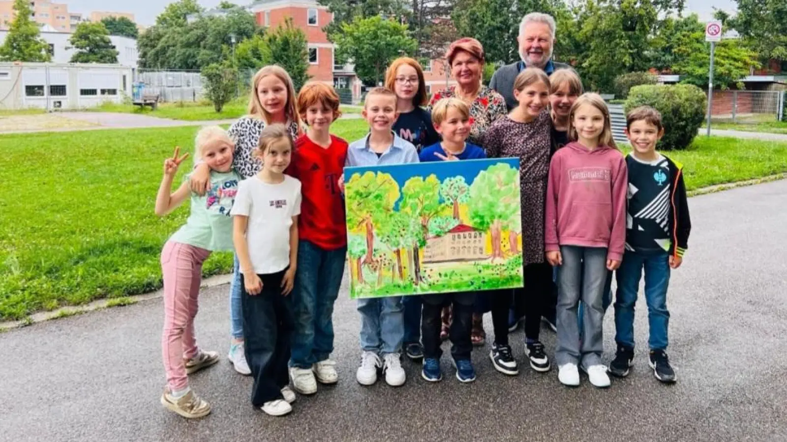 Theresia Maier und der Zweite Bürgermeister Harald Müller zeigen zusammen mit den Kindern das beim Kreativprojekt entstandene Kunstwerk.  (Foto: Theresia Maier)