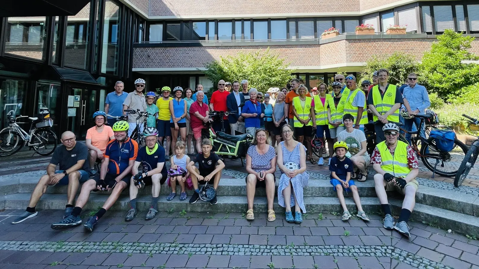 Kürzlich wurde der Auftakt zum Stadtradeln gemacht. Treffpunkt war vor dem Rathaus Gauting. (Foto: Doll)