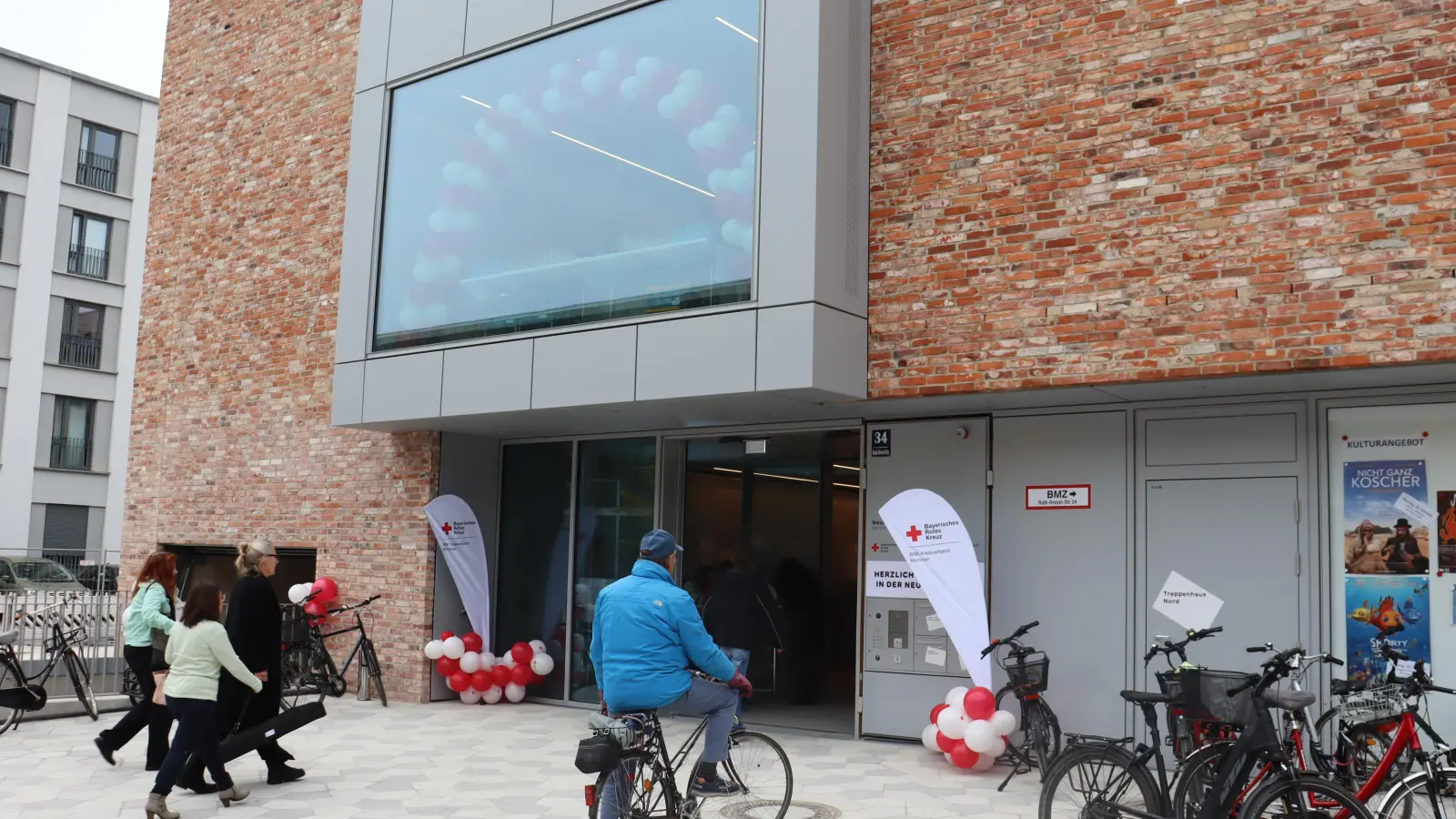 Hereinspaziert: Die Neue Ziegelei mit ASZ, Familienzentrum und Nachbarschaftstreff hat ihre Türen geöffnet. (Foto: bas)