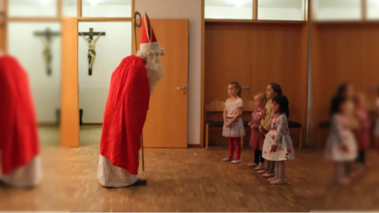 Sie hatten kein Lied für den Nikolaus parat, doch die Kleinen tanzten ihm dafür vor. (Foto: Beatrice Kobras)