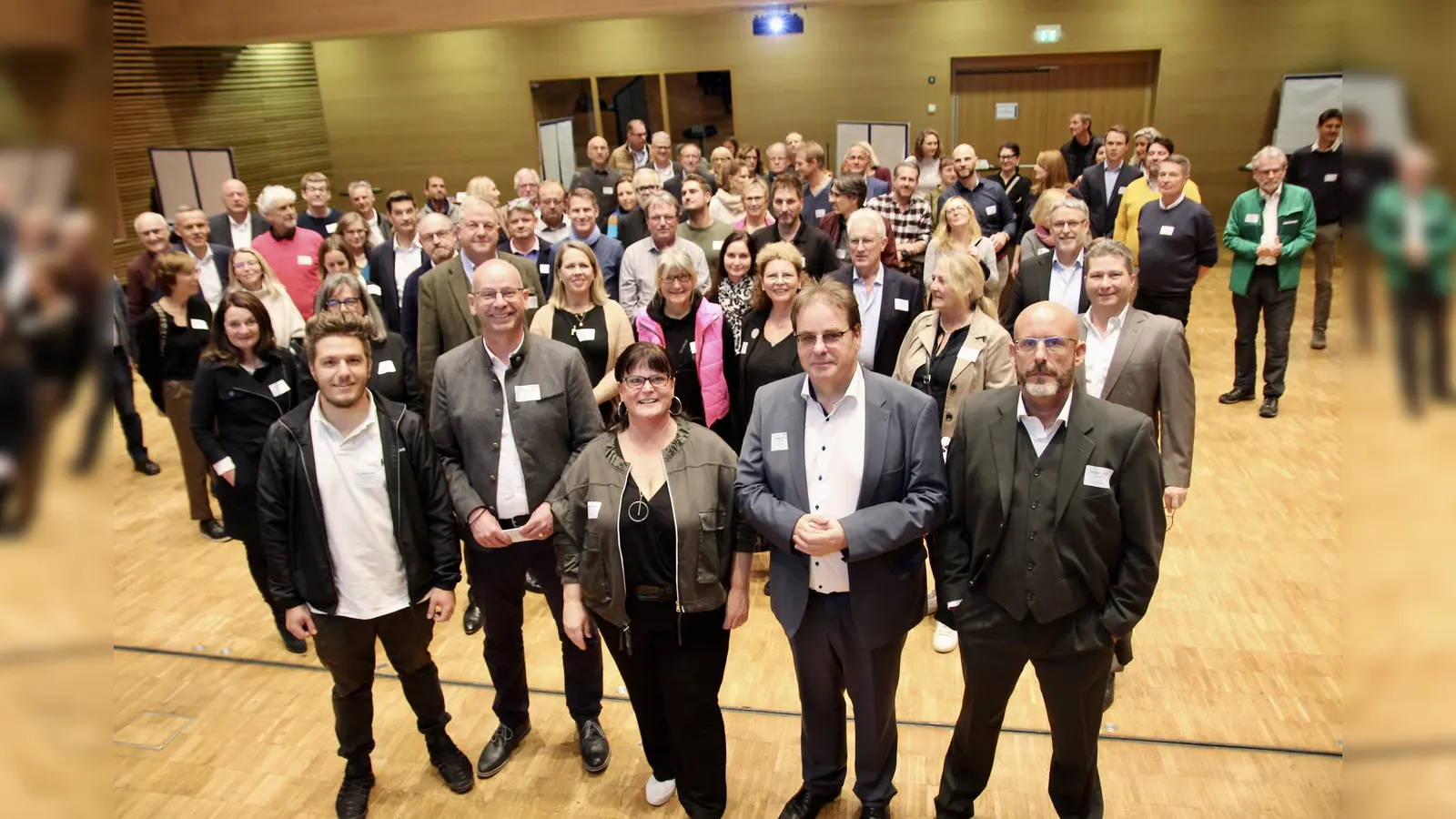 Rund 130 Würmtaler Unternehmer folgten der Einladung der Organisatoren und Moderatoren des 11. Würmtaler Unternehmerforums (vorn von links) Ben Wegscheider und Peter Keyser aus Neuried, Heidelinde Bothe aus Krailling, Markus Wahl aus Gräfelfing und Julian Grandi aus Planegg.  (Foto: us)