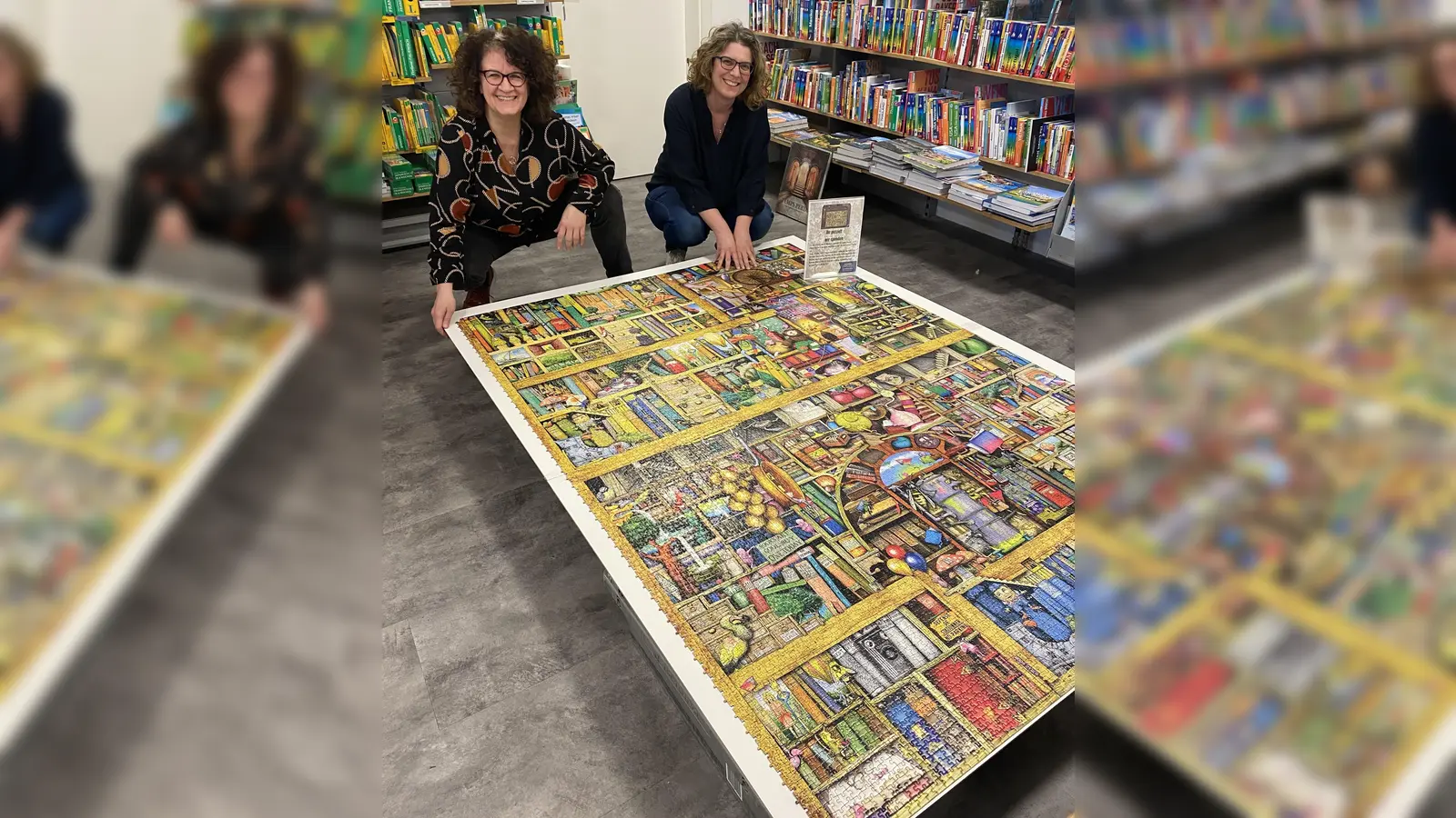 9.000 Teile wurden bereits verpuzzelt. Darüber freuen sich Helen Hoff (links) und Katrin Schmidt von der Buchhandlung LeseZeichen. (Foto: Pauline Gössl)