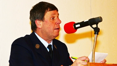 Manfred Kratzer, Vorsitzender des Fördervereins der ehrenamtlichen Hummler Feuerwehr, führte durch den Abend. (Foto: R. Lex)