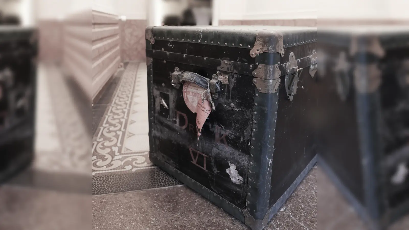 Dieser alte Koffer ist eines der 17 Dinge, die in der Villa Waldberta zu sehen sind. (Foto: Jörn Kachelriess)