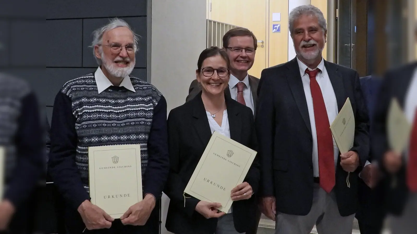 Die Bürgerurkunde ging an (v.l.) Manfred Gehrke, Stefanie Hirsch und Fritz Wauthier. Hinten: Bürgermeister Manfred Walter. (Foto: pst)