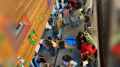 Die vierte Kleidertauschparty des Netzwerks „Erding der Zukunft“ lockte rund 500 Besucherinnen und Besucher in die Mädchenrealschule Heilig Blut.  (Foto: Erding der Zukunft)