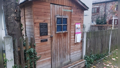 Bücherschränke gibt es vom kleinen Regal bis zur geräumigen Hütte in verschiedenen Ausprägungen: Am Hergottseck in der Au befindet sich ein größeres Exemplar. (Archivbild: bas)