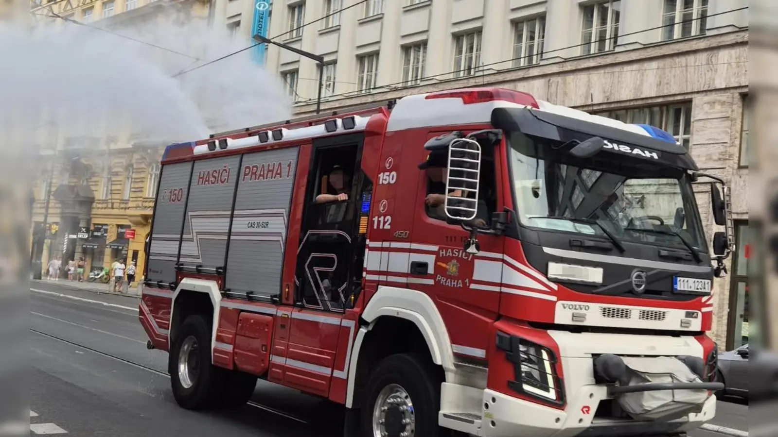 Beispielsweise in Prag werden bereits Feuerwehrfahrzeuge zur Abkühlung der Bevölkerung an besonders heißen Orten innerhalb der Stadt verwendet. Die CSU-FW-Fraktion fordert auch für München „Wasser marsch!”  (Foto: Fabian Ewald )