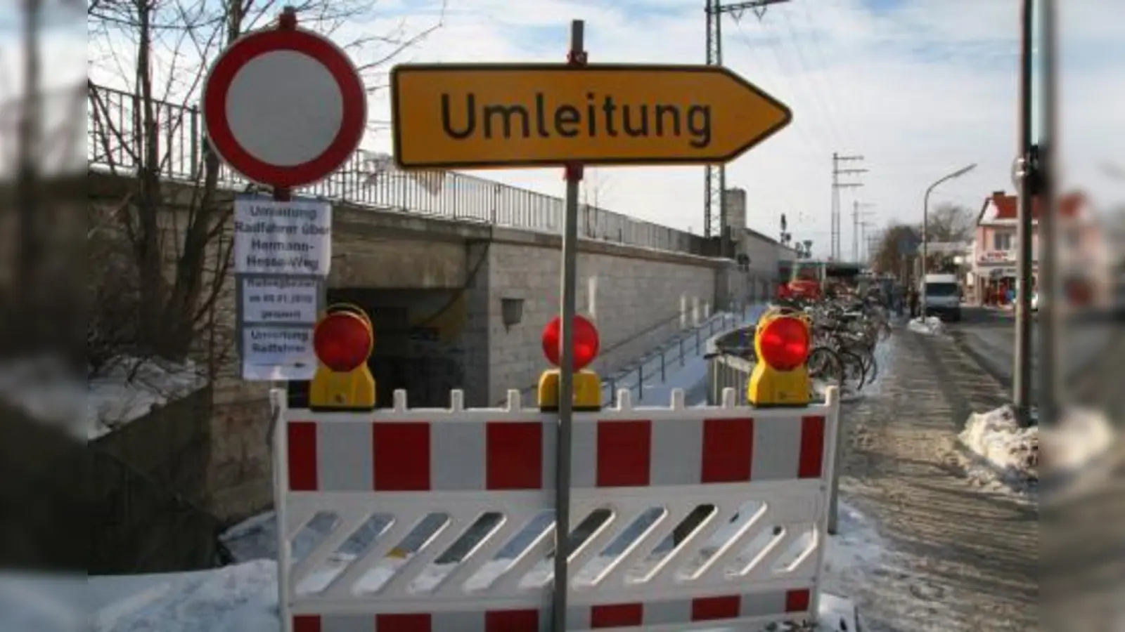 Radfahrer müssen sich jetzt doch für lange Zeit von der Pasinger Nord-Süd-Unterführung verabschieden. Bis Ende nächsten Jahres bleibt der Tunnel nur für Fußgänger offen. Radler werden über den Herrmann-Hesse-Weg umgeleitet. (Foto: US)