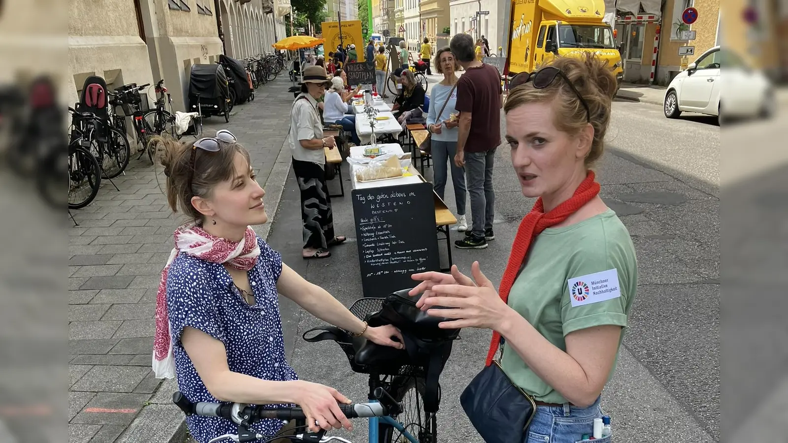 Beim Nachbarschaftsfest standen Austausch und Gemeinschaft im Vordergrund. Im Bild vorne: Christiane Weiss (r.) von der Münchner Initiative Nachhaltigkeit (MIN) im Gespräch mit einer Anwohnerin. (Foto: MIN)