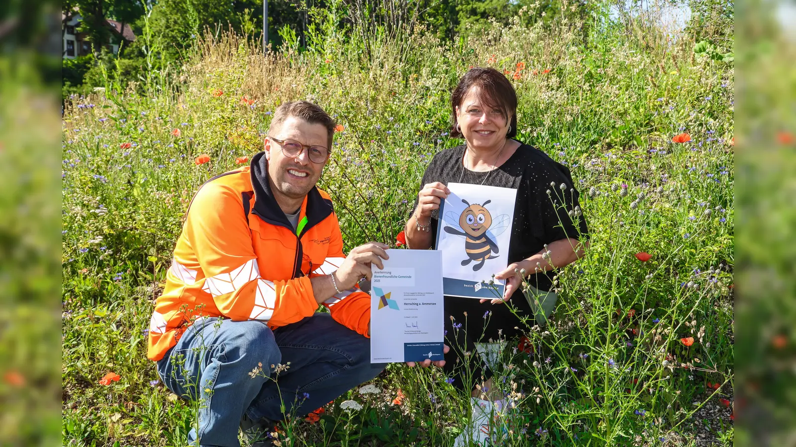 Bauhofleiter Josef Mörtl und Christine Schleich (Sachgebiet Umwelt &amp; Energie) im Kreisverkehr am Mühlfeld. (Foto: Gemeinde Herrsching)