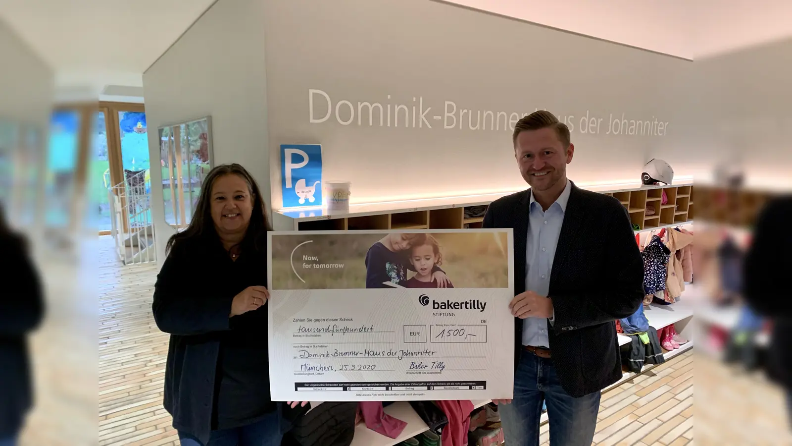 Einrichtungsleiterin Renate Schemann freute sich über den Scheck, den Wolfgang Stefinger übergab. (Foto: Stefinger)