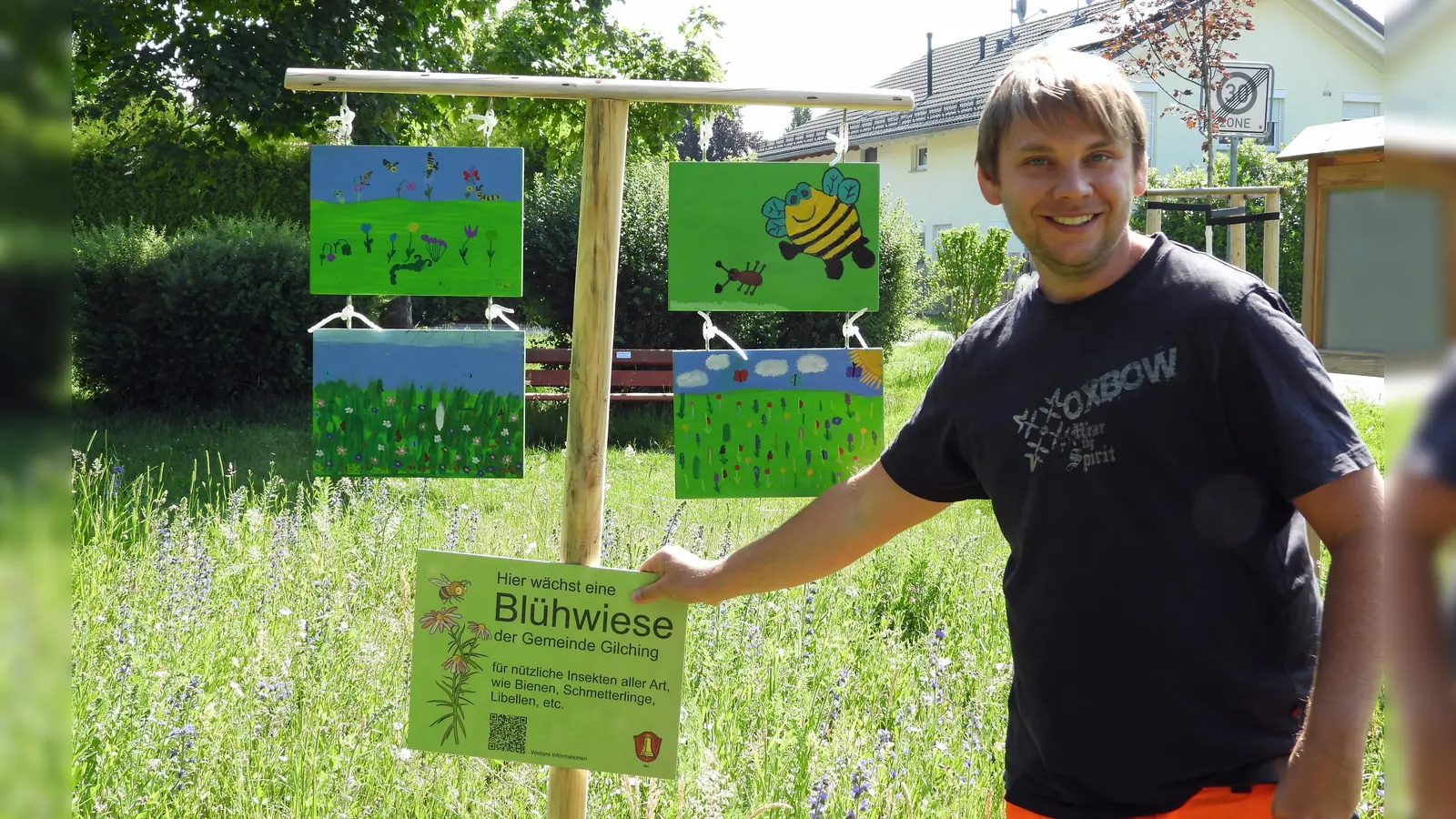 Gärtnermeister Matthew Donnelly stellt die Infotafeln auf der Blühfläche an der Watzmannstraße auf. (Foto: pst)