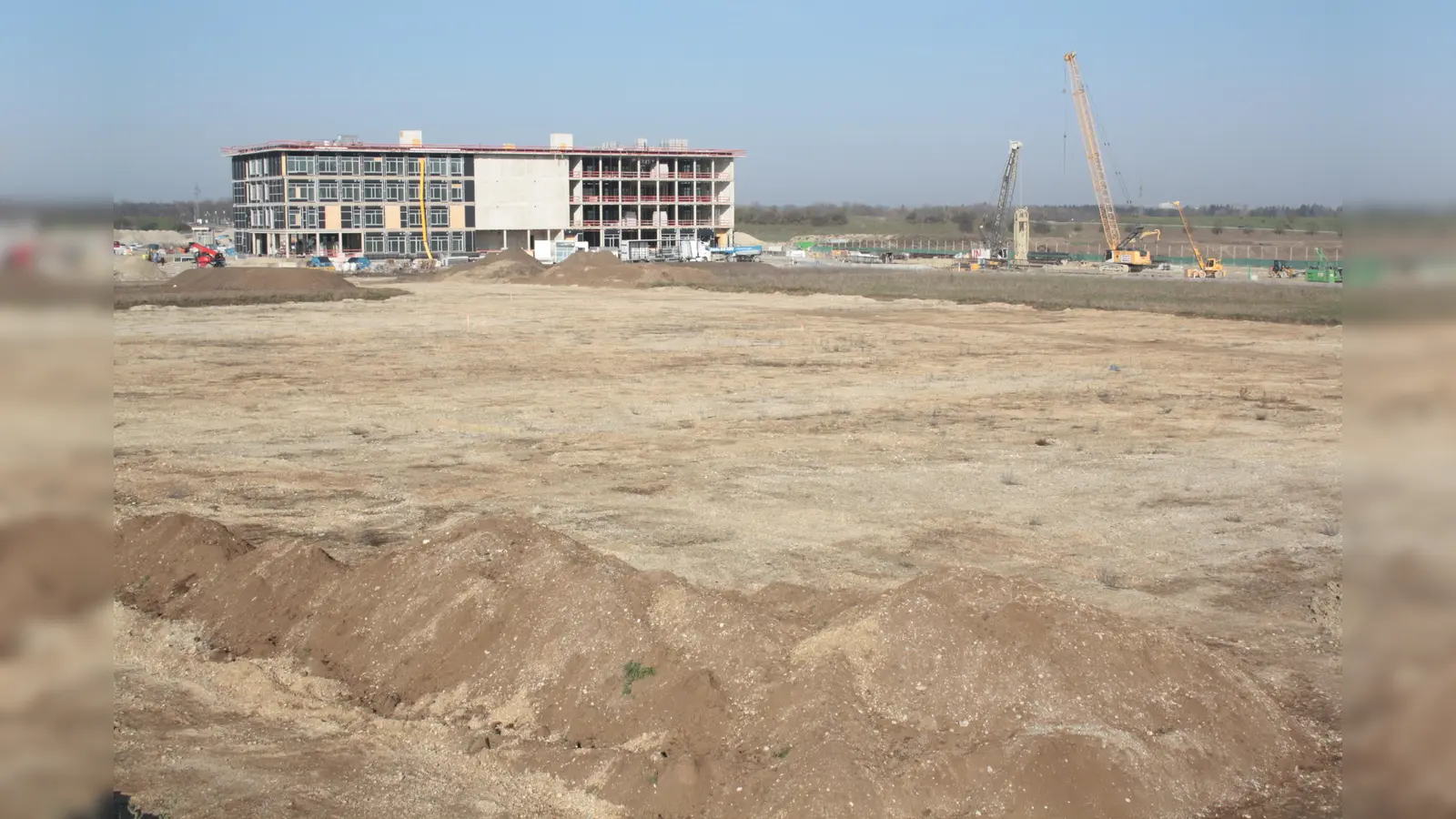Hier wächst Freiham weiter: Links der künftige Schulcampus, rechts daneben die Baustelle des U-Bahnhofes. (Foto: job)