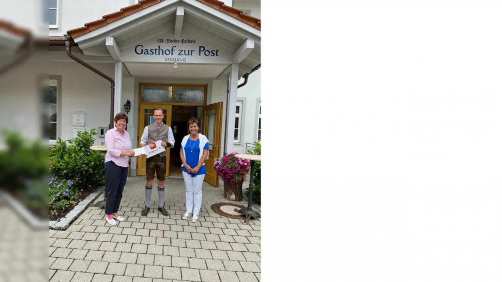 Sabine Hermann (links) und Angelika Flock (rechts) freuen sich über den Betrag, den ihnen Bernhard Schmidt-Pauly überreichte. (Foto: Verborgene Engel)