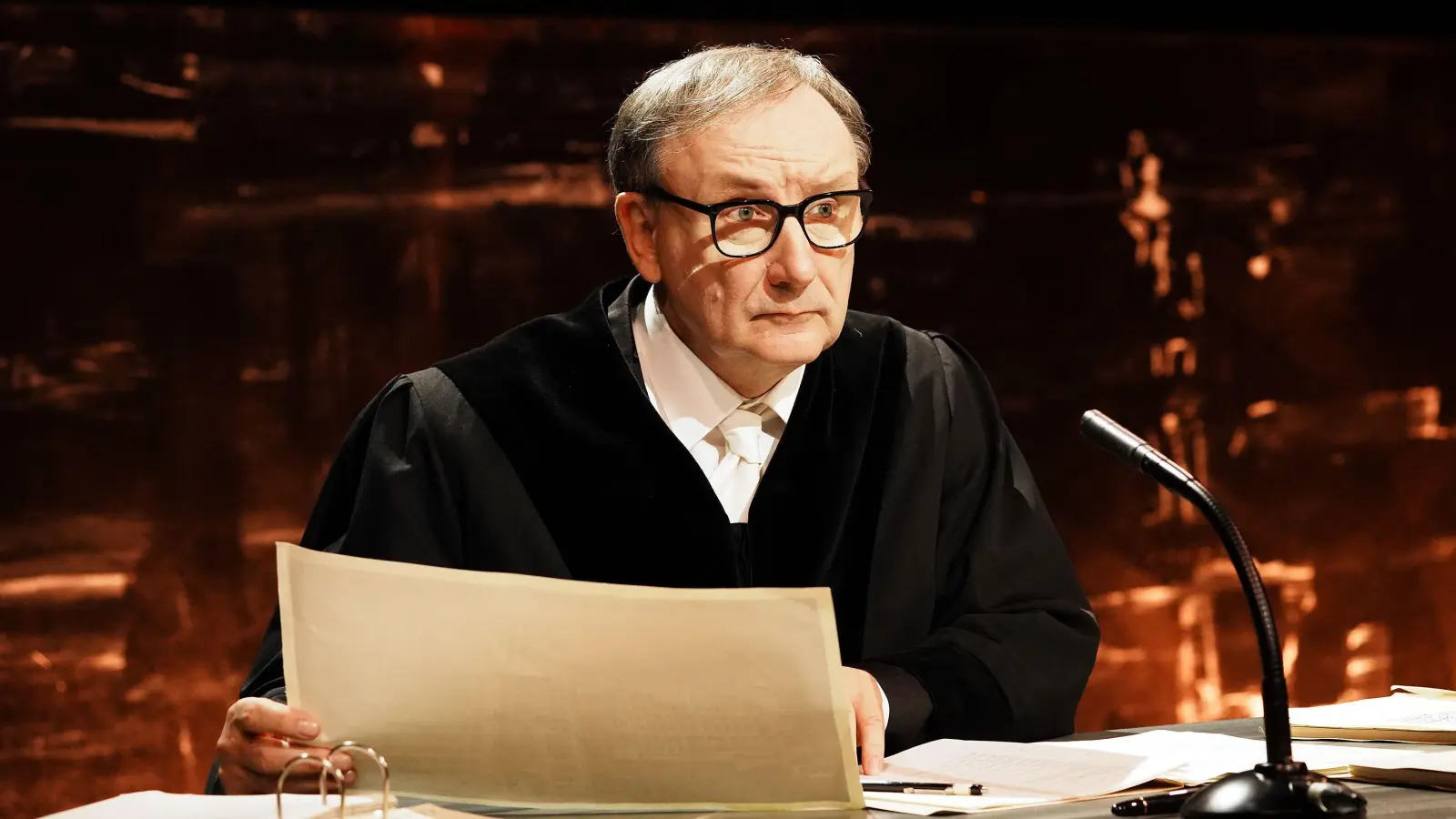 Rainer Bock spielt den Richter in dem Film „Die Ermittlung” von Rolf Peter Kahl. (Foto:  Leonine Studios)