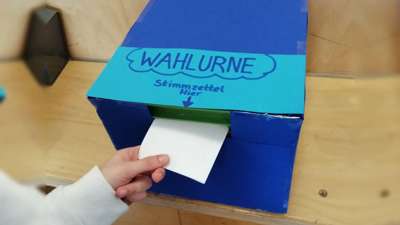 Die Wahlurne ist zwar selbstgemacht, sonst läuft bei der U18-Bundestagswahl aber alles so ab wie bei der „großen” Bundestagswahl (Foto: KJR)