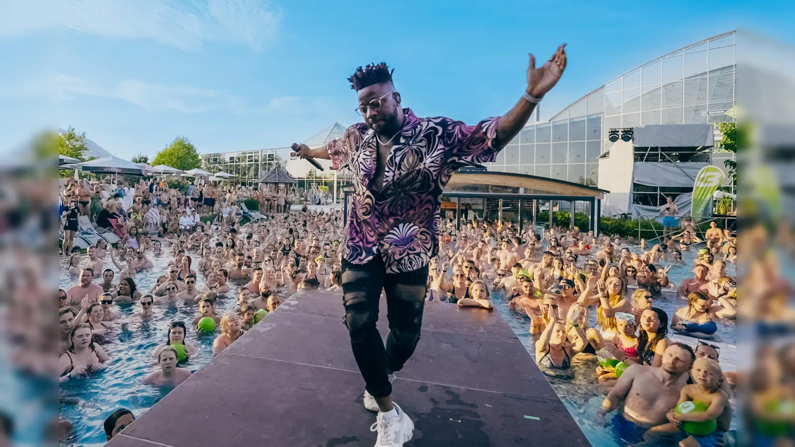Stargast Kelvin Jones heizt den Gästen im Pool so richtig ein. (Foto: Therme Erding)