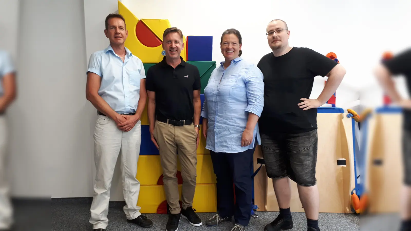 Die Oberbayerische FDP-Bezirkstagsfraktion bei ihrem Besuch bei autkom. Von links: Claus Wunderlich, autkom-Geschäftsführer Markus Witzmann, Barbara Gräfin von Baudissin-Schmidt und Daniel Reuter. (Foto: privat)