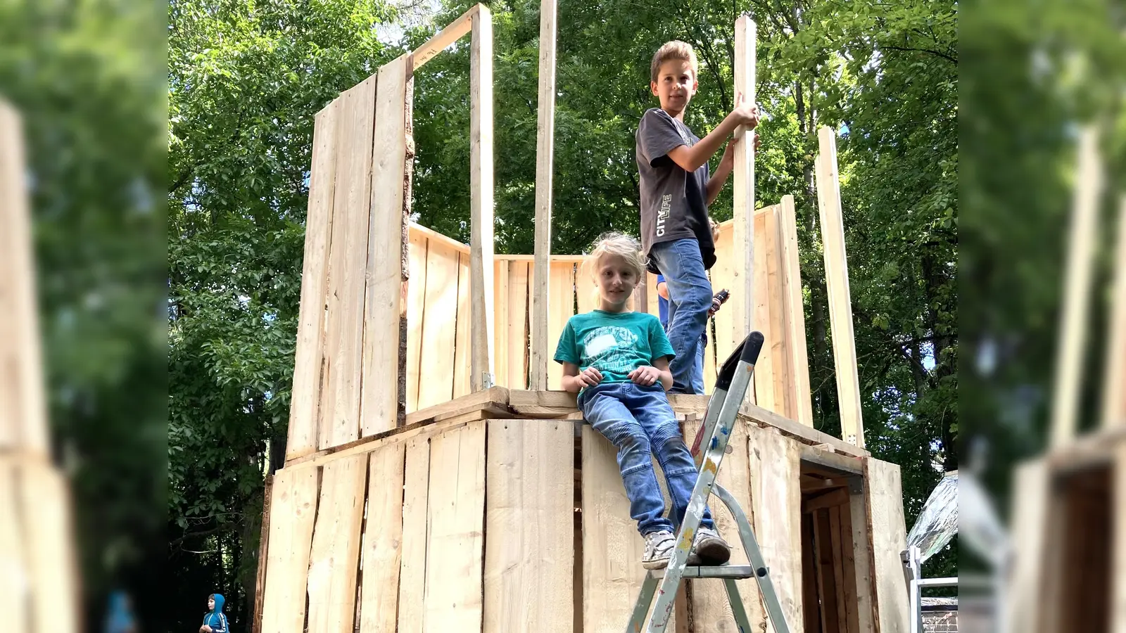 Mit Elan bei der Sache: Beim Ferienprogramm im Jugendhaus an der Würm wird gehämmert, geschraubt, gewerkelt, gebastelt und gemalt. (Foto: Freizi)
