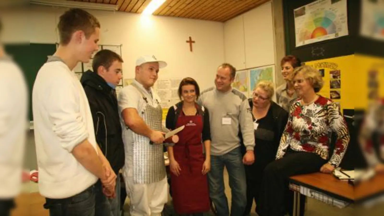 Viele Würmtaler Handwerksbetriebe und Dienstleister stellten sich und ihren Berufsstand vor, wie auch die Metzgerei Augenthaler, die auf der Berufsmesse ganz besonders viel Zuspruch fand. V.l. die Schüler Nicholas und Fritz, Azubi Rafael Würmseher und Oksanna Gremm, Dieter und Susanne Augenthaler sowie Martina Behr und Monika Weikert von der Schulleitung. (Foto: US)