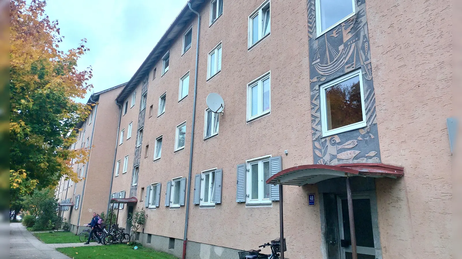 Viele Wohnhäuser in der Nanga-Parbat-Straße sind in die Jahre gekommen. Was sie von vergleichbaren Bauten abhebt, sind die Kunstwerke an den Hausfassaden. (Foto: bas)